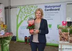 Henriette Hulsebosch of Flora MGB presenting the waterproof cardboard, available in labels, potcovers and packaging at the site of Florensis.